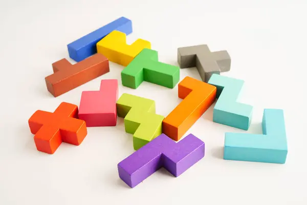 Mantıksal düşünme ve problem çözme problemi yaratıcı iş, ahşap bulmaca geometrik blok şekli.