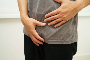 Fıtık, Asyalı erkek mide ağrısı, karın ağrısı ve üroloji problemi..