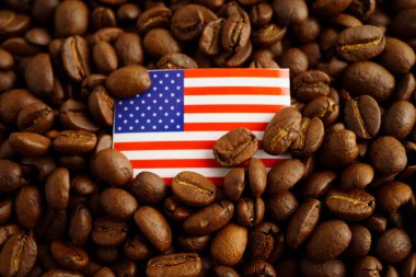 Kahve çekirdekleri üzerinde Amerika bayrağı, çevrimiçi gıda ihracatı veya ithalatı için alışveriş.