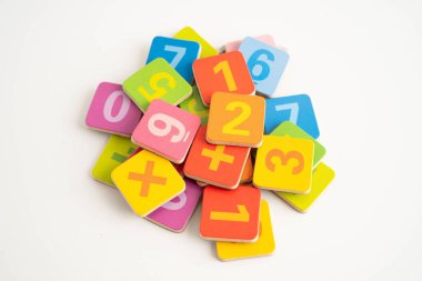 Matematik ve eğitim matematiği öğrenmek için tahta blok küpleri.