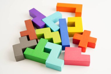 Mantıksal düşünme ve problem çözme problemi yaratıcı iş, ahşap bulmaca geometrik blok şekli.