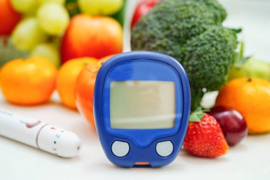 Kan şekeri seviyesini ölçmek için dijital glikoz ölçer gıdası diyabet tedavisi için sebze ve meyve sağlıklıdır..