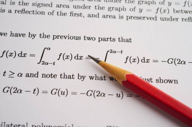 Eğitim okulunda matematik formülü sınav kağıdı üzerine kalem..