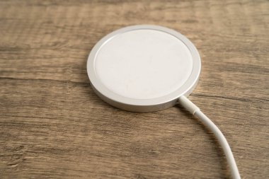 Kablosuz şarj aleti, manyetik şarj modern cep telefonu ekipmanı.