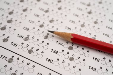 Seçim ve eğitim için kalem çizimi ile cevap sayfaları doldur.