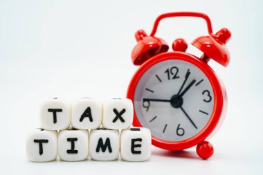 Kırmızı alarmlı saatin üzerine yapıştırıcı notunu kopyala.