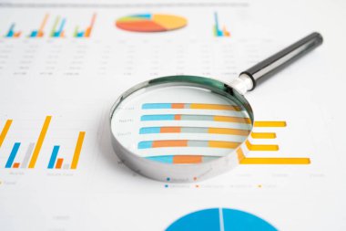 Grafik kağıdındaki büyüteç. Mali kalkınma, Bankacılık Hesabı, İstatistikler, Yatırım Analitik Araştırma Veri Ekonomisi.