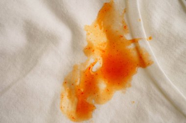 Kirli domates sosu lekesini çıkarmak ya da çamaşır tozuyla yıkamak, ev işlerini temizlemek için bez kazasında ketçap dökmek..