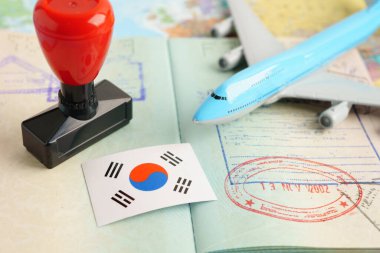 Turizm belgesinin onaylı damgalı Kore pasaportu ülkedeki havaalanındaki göçmenlik bürosuna gidecek..