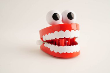 Diş sağlığı için takma dişli komik kırmızı dişler..