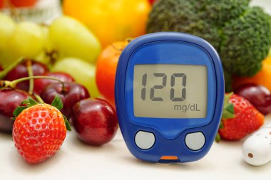 Kan şekeri seviyesini ölçmek için dijital glikoz ölçer gıdası diyabet tedavisi için sebze ve meyve sağlıklıdır..