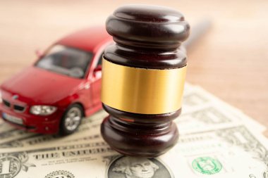 Bangkok, Tayland 18 Kasım 2023 Para, satın alma veya sigorta konsepti üzerine araba.