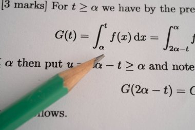 Eğitim okulunda matematik formülü sınav kağıdı üzerine kalem..