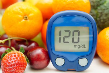 Kan şekeri seviyesini ölçmek için dijital glikoz ölçer gıdası diyabet tedavisi için sebze ve meyve sağlıklıdır..