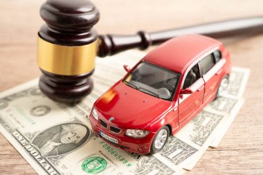 Bangkok, Tayland 18 Kasım 2023 Para, satın alma veya sigorta konsepti üzerine araba.