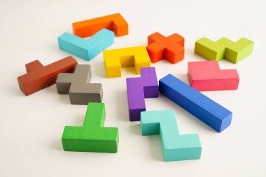 Mantıksal düşünme ve problem çözme problemi yaratıcı iş, ahşap bulmaca geometrik blok şekli.