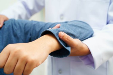 Fizik tedavi, Asyalı terapist tedavisi, hastanede ağrı terapisi..