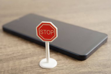 İşaret dur, akıllı telefonu güvenlik ve sağlık için kullanmayın..