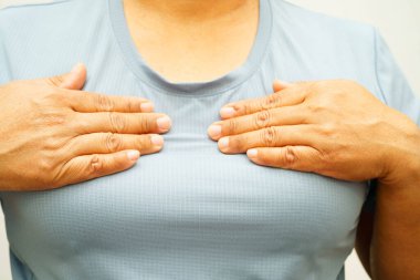 Asyalı kadın kendine dokunuyor çek şişliği ya da göğüs kanseri, göğüs muayenesi.