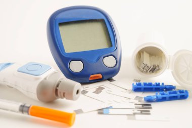 Glukometre neşter ve test şeritleri şekeri diyabet için test ediyor.
