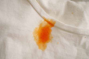 Kirli domates sosu lekesini çıkarmak ya da çamaşır tozuyla yıkamak, ev işlerini temizlemek için bez kazasında ketçap dökmek..