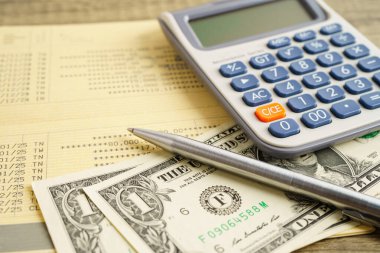 Hesap makinesi ve kitaplığın finansmanındaki kalemle para basar.