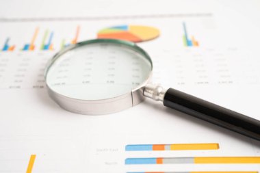 Grafik kağıdındaki büyüteç. Mali kalkınma, Bankacılık Hesabı, İstatistikler, Yatırım Analitik Araştırma Veri Ekonomisi.