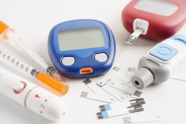 Glukometre neşter ve test şeritleri kan şekerini diyabet için test ediyor..