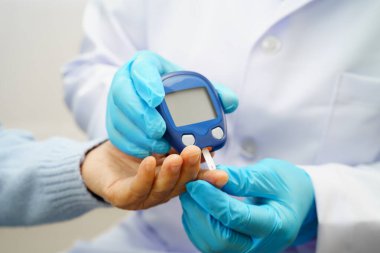 Kan şekeri seviyesini ölçmek için dijital glikoz ölçer gıdası diyabet tedavisi için sebze ve meyve sağlıklıdır..