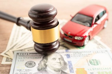 Bangkok, Tayland 18 Kasım 2023 Para, satın alma veya sigorta konsepti üzerine araba.