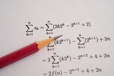 Eğitim okulunda matematik formülü sınav kağıdı üzerine kalem..