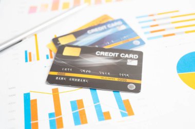 Grafik kağıdındaki büyüteç. Mali kalkınma, Bankacılık Hesabı, İstatistikler, Yatırım Analitik Araştırma Veri Ekonomisi.