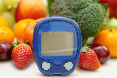 Kan şekeri seviyesini ölçmek için dijital glikoz ölçer gıdası diyabet tedavisi için sebze ve meyve sağlıklıdır..