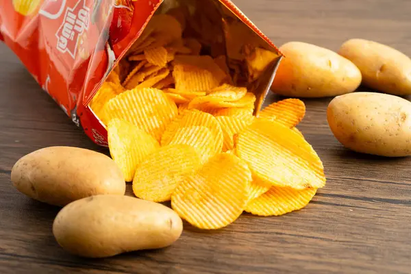 Bangkok, Tayland - 15 Mayıs 2022 Açık Patates cipsi, Crips için baharatlı barbekü sosu, ince dilimlenmiş kızarmış fast food.