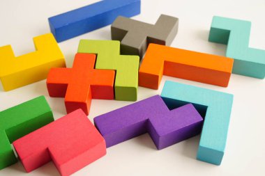 Mantıksal düşünme ve problem çözme problemi yaratıcı iş, ahşap bulmaca geometrik blok şekli.