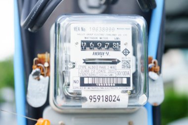 Bangkok, Tayland 7 Nisan 2025 Ev ve ofis enerji maliyeti için elektrik ölçüm sayacı.