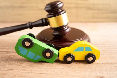 Araba kazası davası ve sigorta, araba modelli yargıç çekici..