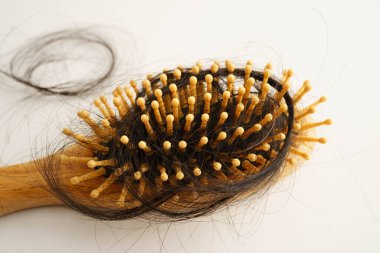 Asyalı kadınların tarak fırçasına eklenen uzun saç kaybıyla ilgili sorunları var..