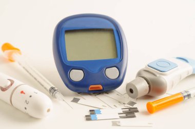 Glukometre neşter ve test şeritleri kan şekerini diyabet için test ediyor..