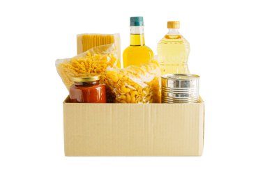 Bağış kutusundaki yiyecekler kırpma yolu olan beyaza izole edilmiş.