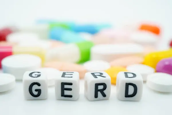 GERD Gastro özofajiyal Reflü. İlaç ve kapsüllü hastalık kelimesi..