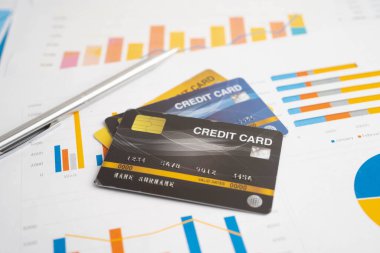 Grafik kağıdındaki büyüteç. Mali kalkınma, Bankacılık Hesabı, İstatistikler, Yatırım Analitik Araştırma Veri Ekonomisi.