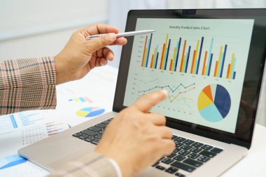 İstatistiksel grafikle çalışan iş kadını.