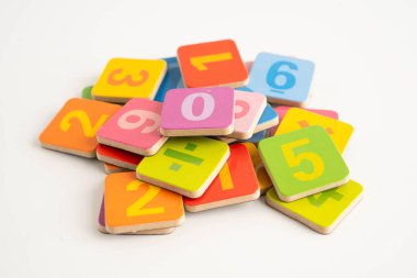 Matematik ve eğitim matematiği öğrenmek için tahta blok küpleri.