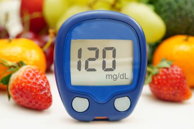 Kan şekeri seviyesini ölçmek için dijital glikoz ölçer gıdası diyabet tedavisi için sebze ve meyve sağlıklıdır..