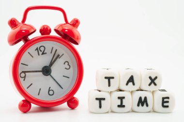 Kırmızı alarmlı saatin üzerine yapıştırıcı notunu kopyala.