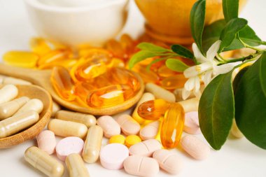 Alternatif ilaç bitkisel organik kapsül E omega 3 vitamini balık yağı, mineral, bitki yapraklı ilaç sağlıklı yaşam için doğal destek.