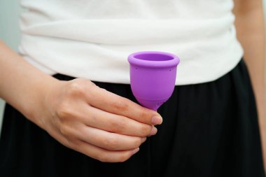 Hijyen dönemi korunması için elinde regl fincanı tutan Asyalı kadın..