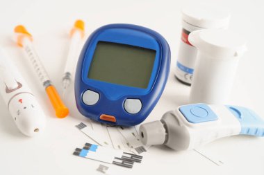 Glukometre neşter ve test şeritleri kan şekerini diyabet için test ediyor..