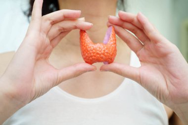 Hipertiroidizm, aşırı aktif tiroid, tiroid lenfoma, tiroid bezi insan anatomisi olan Asyalı kadın..